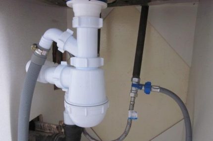 Fixation du tuyau du lave-vaisselle au siphon