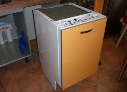 Zmywarka jest wyciągana z szafki