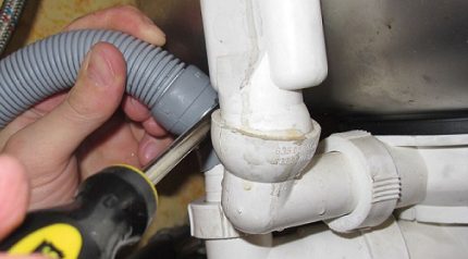 Installation d'un tuyau pour lave-vaisselle