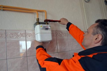 Technicus monteert een gasmeter