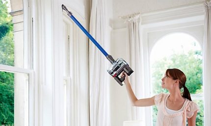 Làm sạch trần bằng máy hút bụi dọc