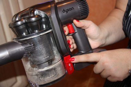 Làm sạch túi bụi của máy hút bụi dọc