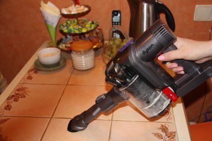 Mas malinis ang vacuum ng baterya