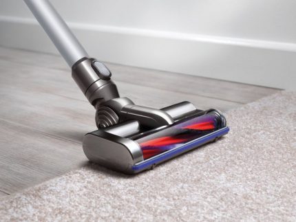 Paglilinis ng Carpet na may isang Dyson Vacuum Cleaner