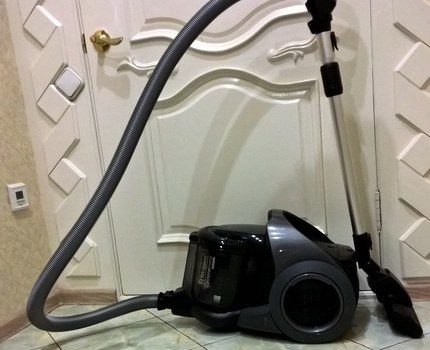 Itim na vacuum cleaner Samsung