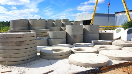 Gewapend beton ringen in de open ruimte van de plant