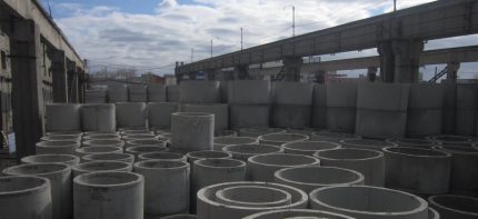 Gewapend beton ringen in een fabriek magazijn