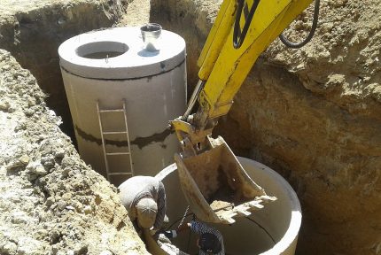 Installatie van een put uit ringen van gewapend beton