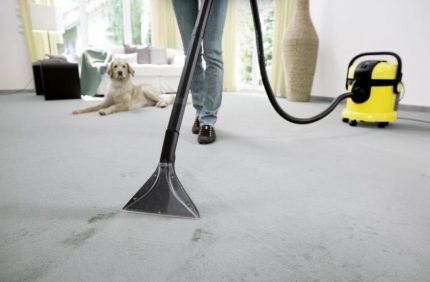 Máy hút bụi loại bỏ dấu vết từ thảm
