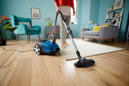 Máy hút bụi màu xanh Thomas với aquafilter