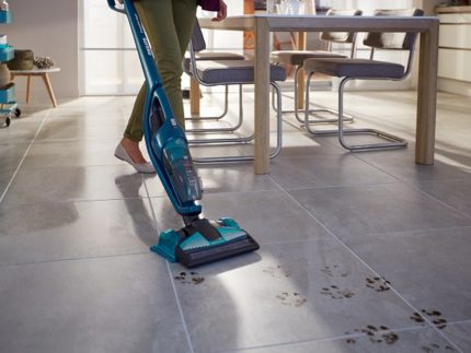 Nililinis ang kusina gamit ang isang vacuum cleaner