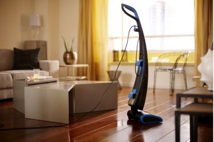 Vertical vacuum cleaner na may wire