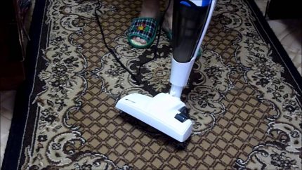 Paglilinis ng karpet na may isang vertical vacuum cleaner