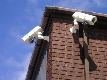 Plaatsing van camera's in de hoeken van het gebouw