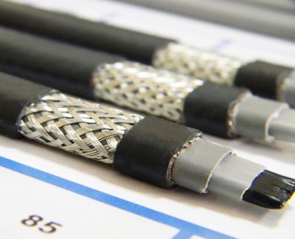 Self-adjusting cable