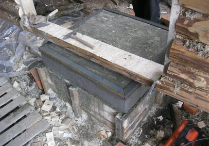 Monolithische betonnen basis voor de constructie van de kachel
