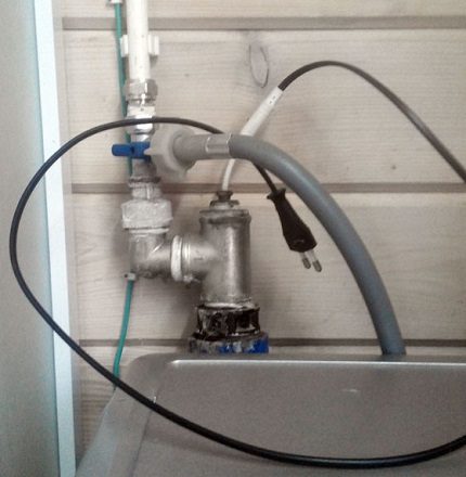 The plug is attached to the heating cable