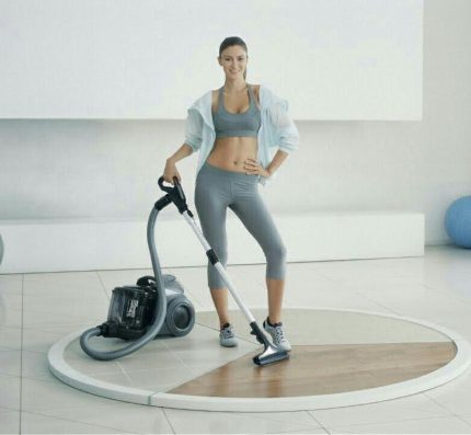 Batang babae na may isang washing vacuum cleaner Samsung
