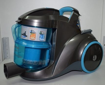 Mas malinis ang vacuum na may aquafilter