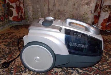 Ang vacuum cleaner ng sambahayan Vitek VT 1833