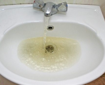 Stilstaand water in de gootsteen