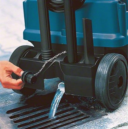 Draining maruming tubig mula sa paghuhugas ng mga vacuums