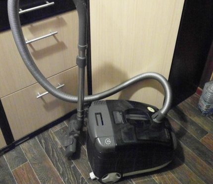 Ang vacuum cleaner na may vertical parking