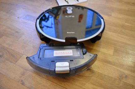 Basurahan ng basura sa isang robot na vacuum cleaner