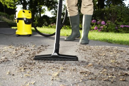 Ang paglilinis ng vacuum ng konstruksiyon sa trabaho