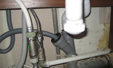De wasmachine aftappen