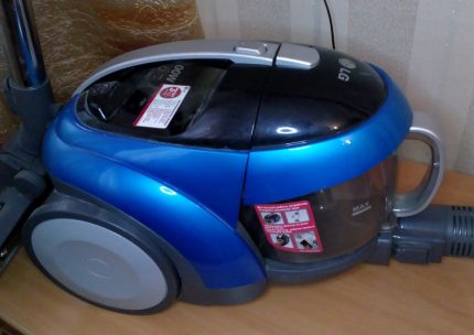LG2000w vacuum cleaner na may isang transparent na kolektor ng alikabok