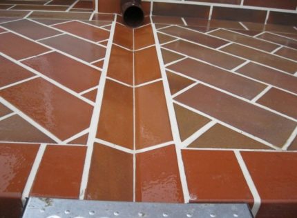 Waterafvoer door een speciale groef