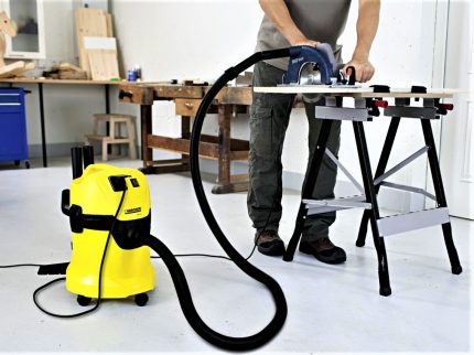 Panglinis ng vacuum ng pang-industriya KARCHER MV3P sa panahon ng operasyon