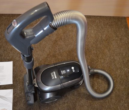 Ang control ng vacuum cleaner ay humawak sa LG2000w