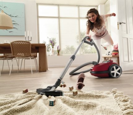 Paglilinis ng karpet na may isang malakas na vacuum cleaner