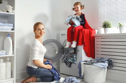 Moeder, baby en wasmachine