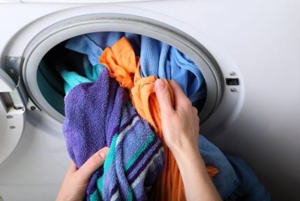 Wasgoed in de wasmachine