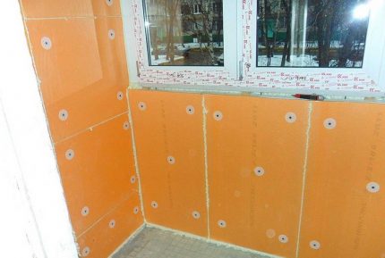 Installatie van geëxpandeerd polystyreen op een loggia