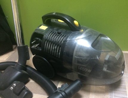 Ang vacuum cleaner na Zanussi ZAN1214