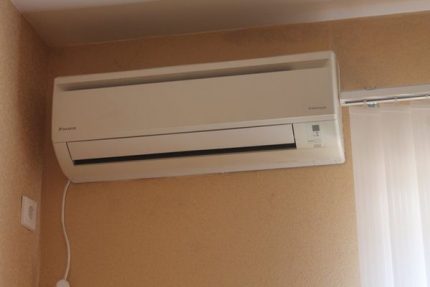 Socket para sa pagkonekta ng isang split system sa isang power supply network