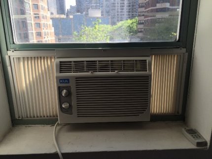 Cửa sổ điều hòa rất ồn.