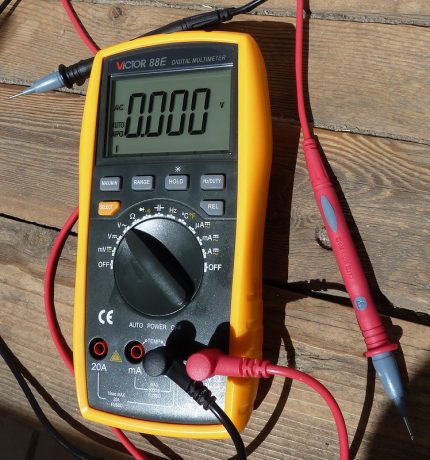 Multimeter voor het meten van spanning in het netwerk
