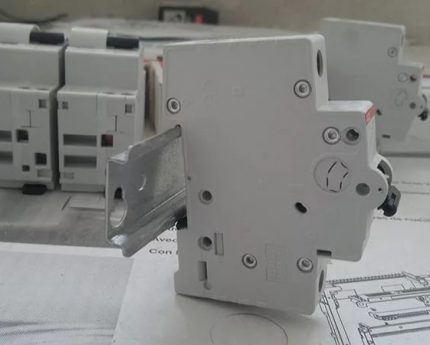 Montage van de machine op een DIN-rail