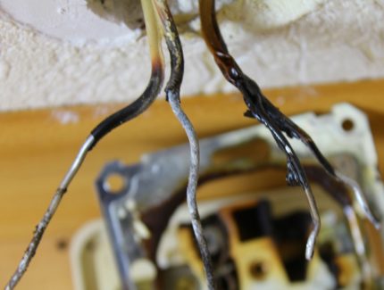 Verbrand fragment van elektrische bedrading