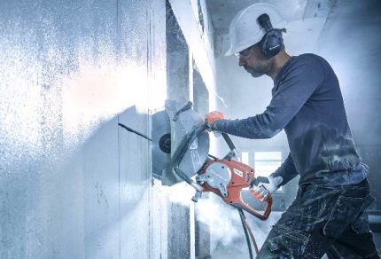 Scie circulaire pour tailler une niche dans le mur
