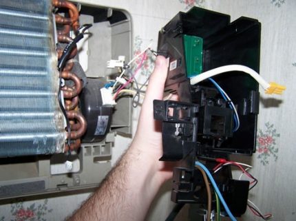 Demontage van het airconditionermodel