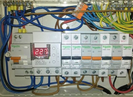 Spanningsrelais in het elektrische paneel