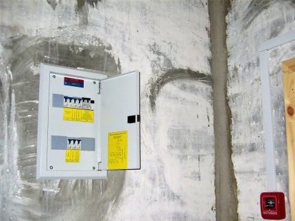 Wandmontage van een ingebed model