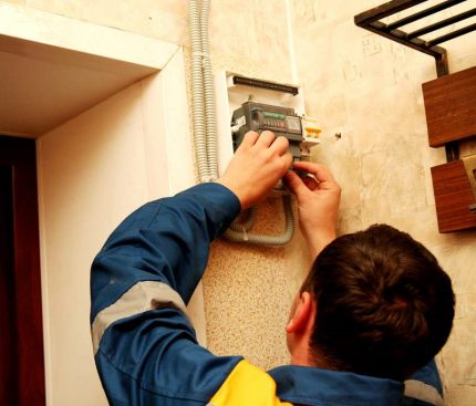 Werk met de elektrische meter
