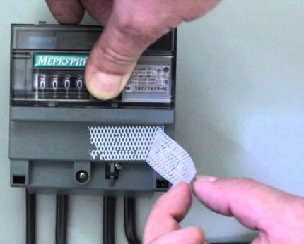 De antimagnetische sticker afscheuren